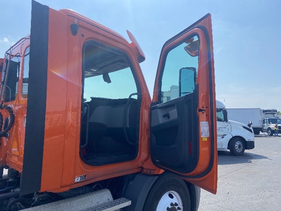 Day Cab Tractor-Heavy Duty Tractors-Freightliner-2019-T11664ST-Houston-TX-469,740\n\t\tmiles-$ 35,000 - Image 12