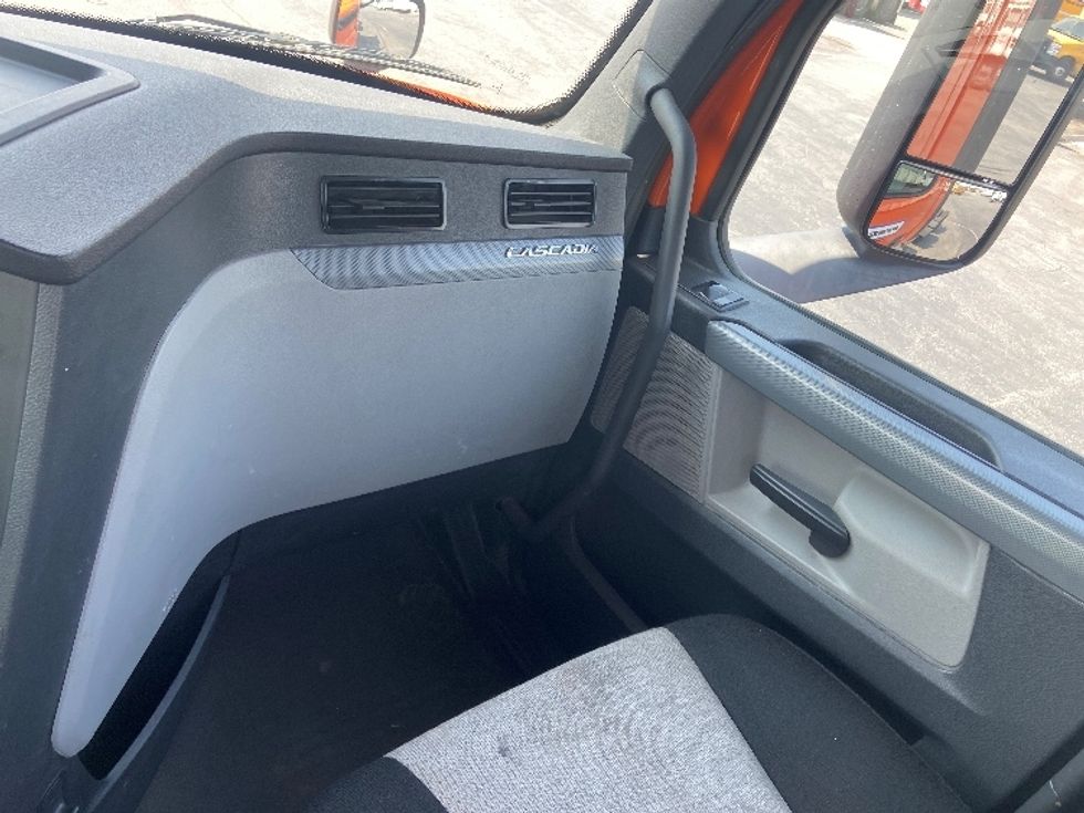 Day Cab Tractor-Heavy Duty Tractors-Freightliner-2019-T11664ST-Houston-TX-469,740\n\t\tmiles-$ 35,000 - Image 13