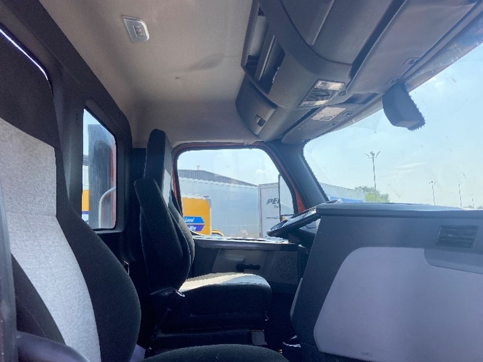 Day Cab Tractor-Heavy Duty Tractors-Freightliner-2019-T11664ST-Houston-TX-469,740\n\t\tmiles-$ 35,000 - Image 14