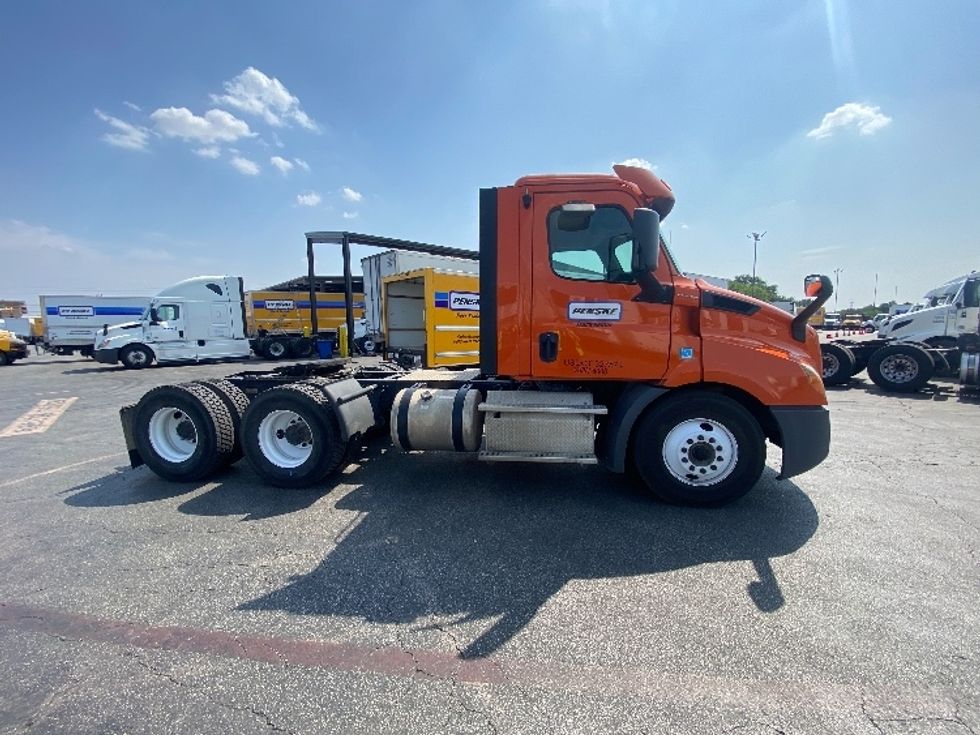 Day Cab Tractor-Heavy Duty Tractors-Freightliner-2019-T11664ST-Houston-TX-469,740\n\t\tmiles-$ 35,000 - Image 8