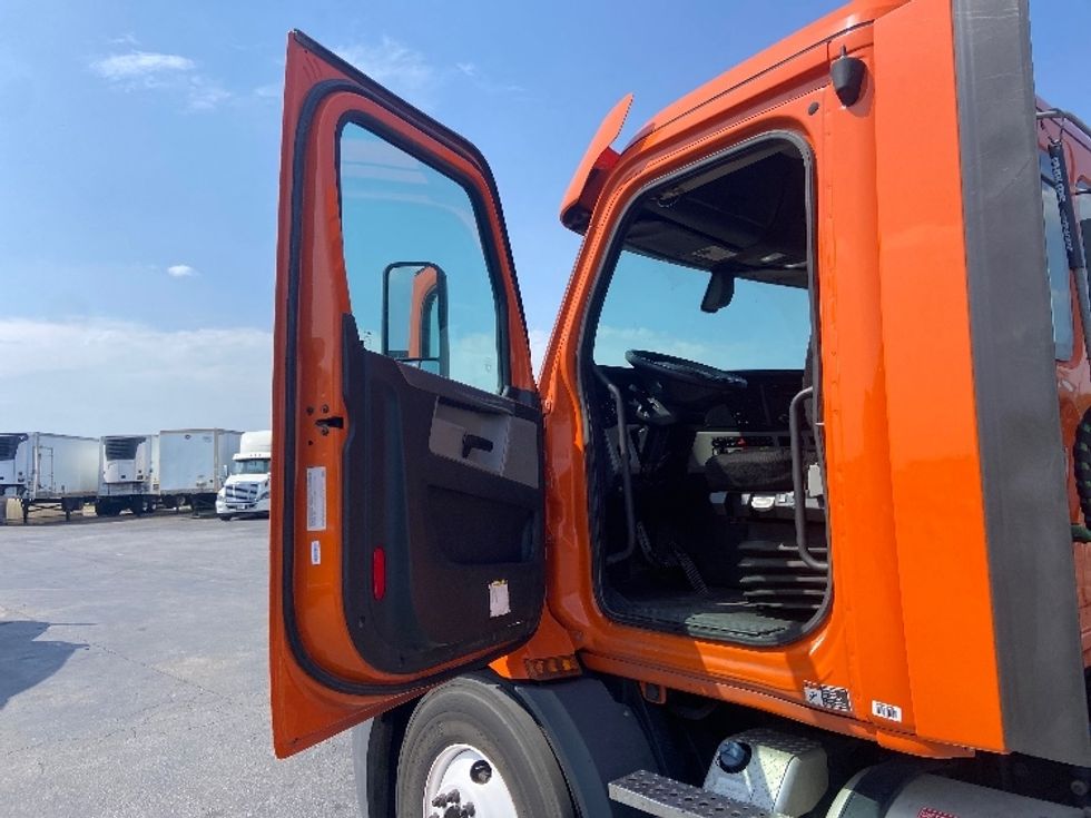 Day Cab Tractor-Heavy Duty Tractors-Freightliner-2019-T11664ST-Houston-TX-469,740\n\t\tmiles-$ 35,000 - Image 9