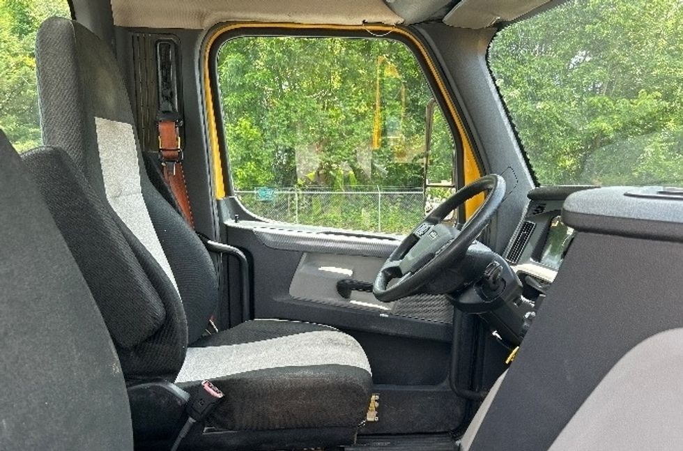 Day Cab Tractor-Heavy Duty Tractors-Freightliner-2019-T11664ST-Indian Trail-NC-422,937\n\t\tmiles-$ 40,750 - Image 13