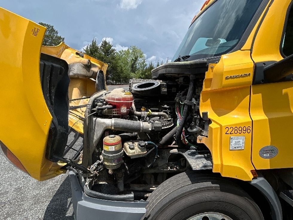 Day Cab Tractor-Heavy Duty Tractors-Freightliner-2019-T11664ST-Indian Trail-NC-422,937\n\t\tmiles-$ 40,750 - Image 15