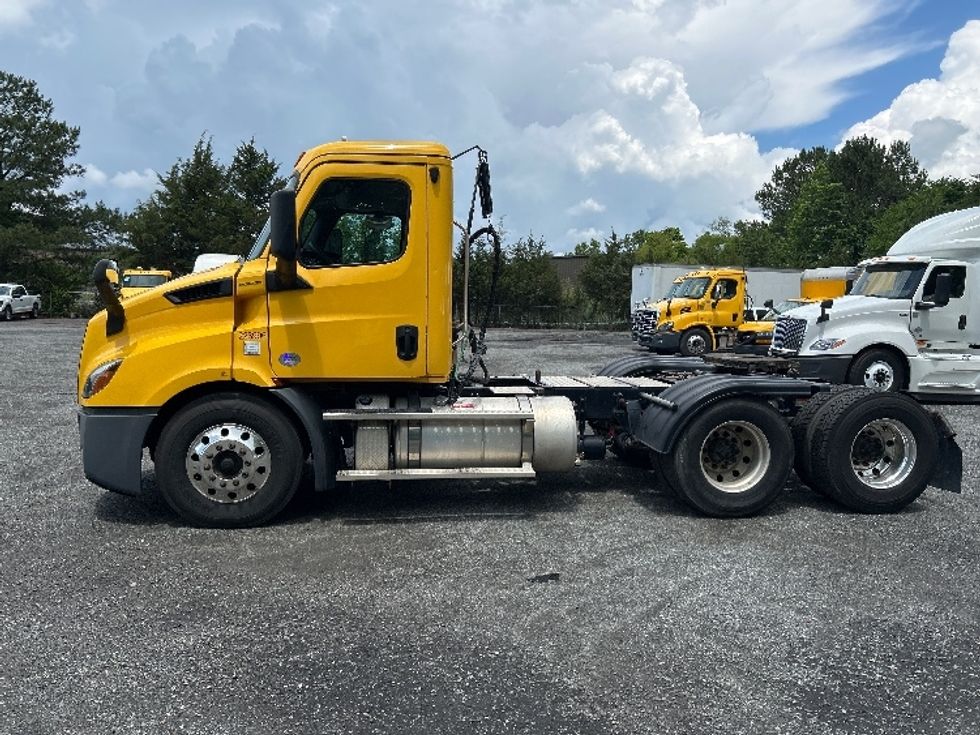 Day Cab Tractor-Heavy Duty Tractors-Freightliner-2019-T11664ST-Indian Trail-NC-422,937\n\t\tmiles-$ 40,750 - Image 4
