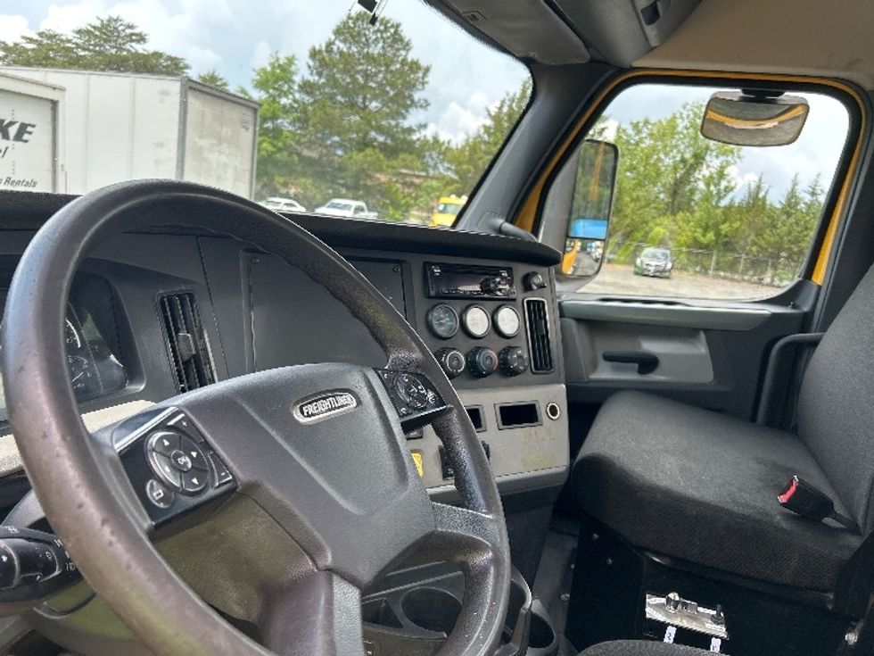 Day Cab Tractor-Heavy Duty Tractors-Freightliner-2019-T11664ST-Indian Trail-NC-422,937\n\t\tmiles-$ 40,750 - Image 9