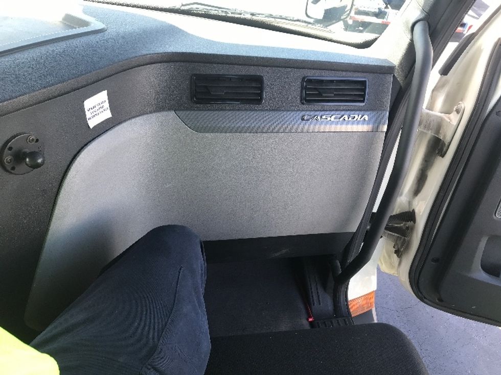 Day Cab Tractor-Heavy Duty Tractors-Freightliner-2019-T11664ST-Indianapolis-IN-555,356\n\t\tmiles-$ 41,000 - Image 13