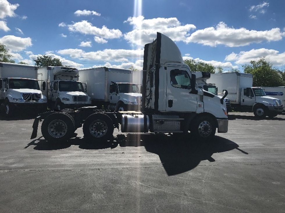 Day Cab Tractor-Heavy Duty Tractors-Freightliner-2019-T11664ST-Indianapolis-IN-555,356\n\t\tmiles-$ 41,000 - Image 8