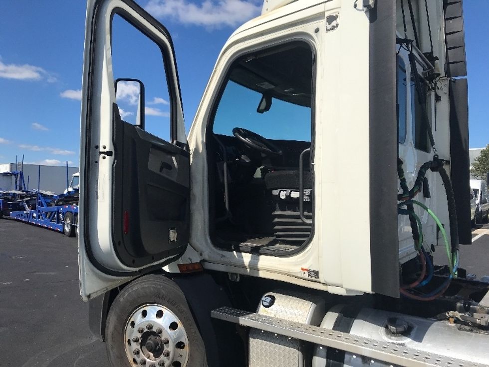 Day Cab Tractor-Heavy Duty Tractors-Freightliner-2019-T11664ST-Indianapolis-IN-555,356\n\t\tmiles-$ 41,000 - Image 9