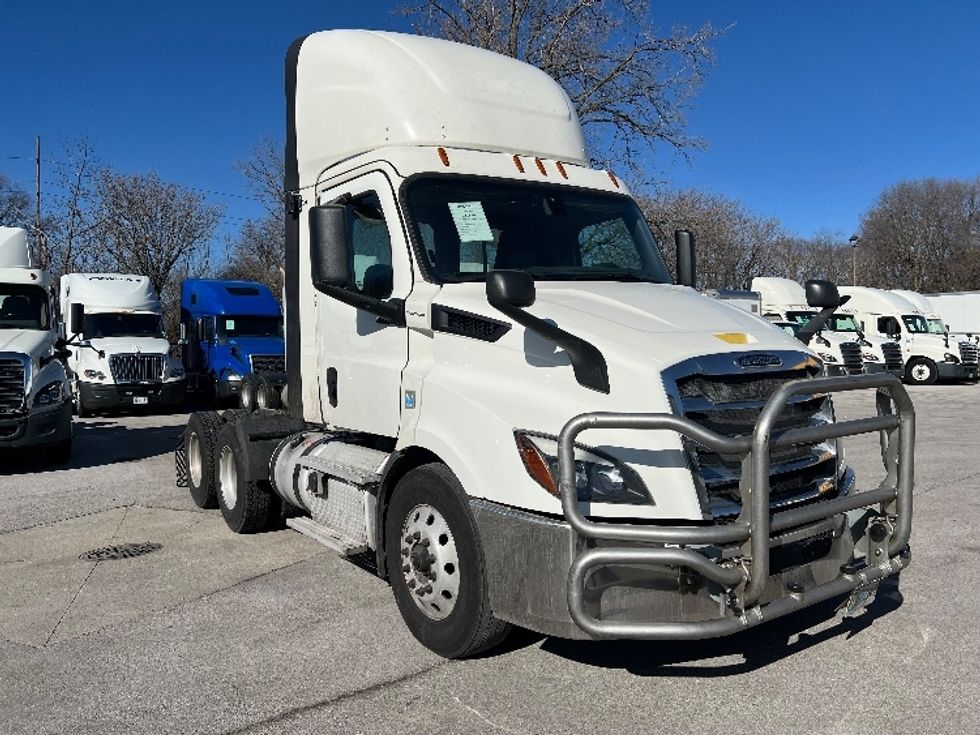 Day Cab Tractor-Heavy Duty Tractors-Freightliner-2019-T11664ST-Indianapolis-IN-741,745\n\t\tmiles-$ 27,750 - Image 1