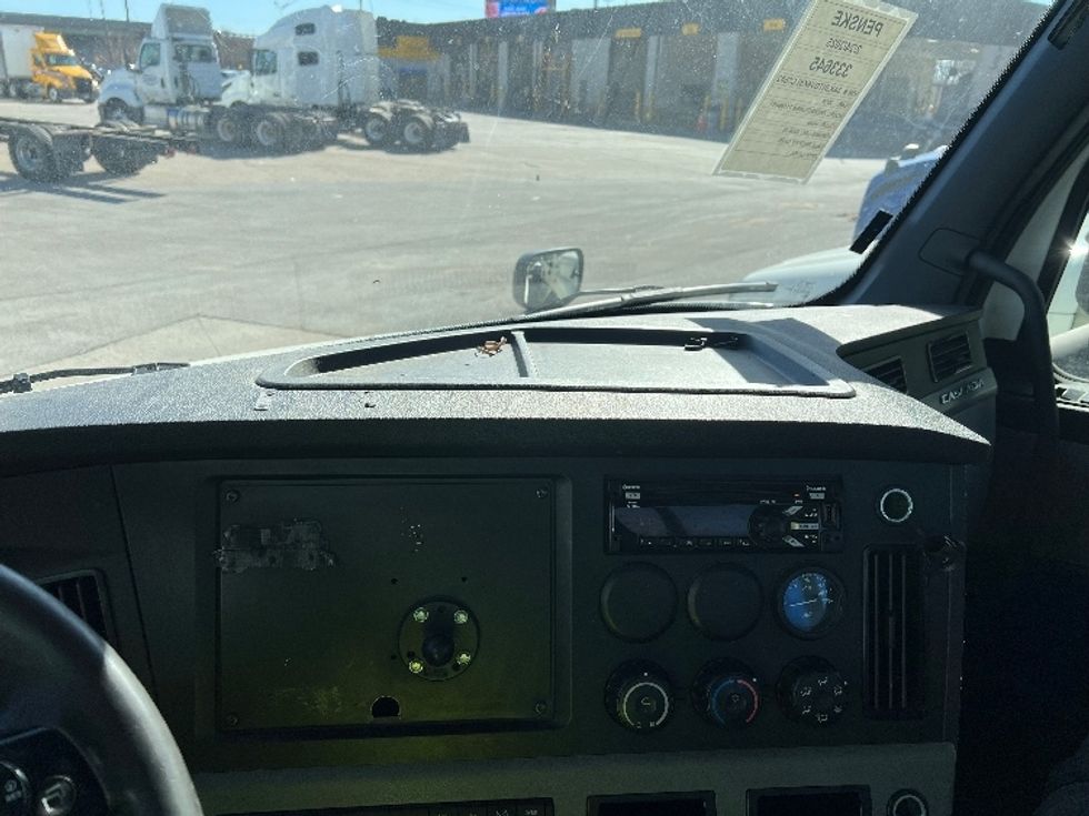 Day Cab Tractor-Heavy Duty Tractors-Freightliner-2019-T11664ST-Indianapolis-IN-741,745\n\t\tmiles-$ 27,750 - Image 10