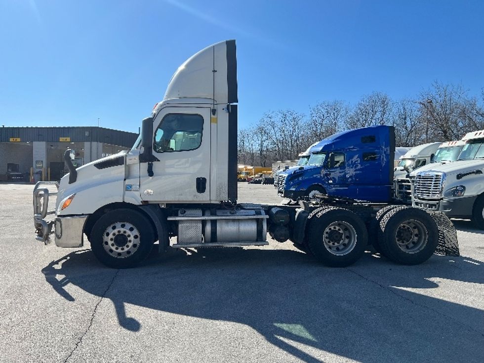 Day Cab Tractor-Heavy Duty Tractors-Freightliner-2019-T11664ST-Indianapolis-IN-741,745\n\t\tmiles-$ 27,750 - Image 4