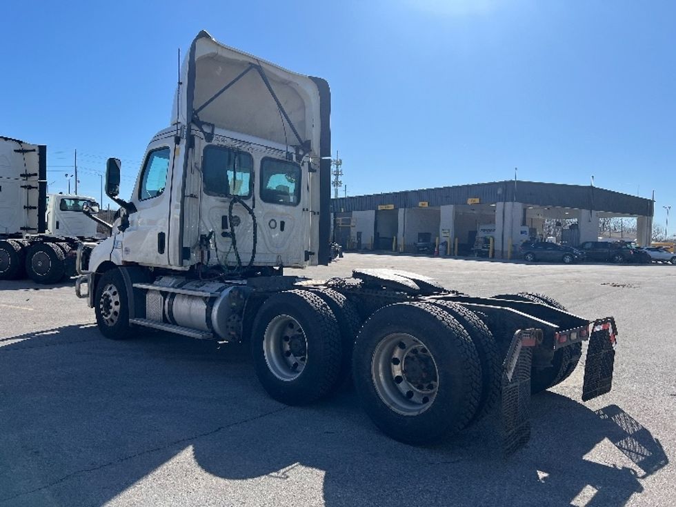 Day Cab Tractor-Heavy Duty Tractors-Freightliner-2019-T11664ST-Indianapolis-IN-741,745\n\t\tmiles-$ 27,750 - Image 5