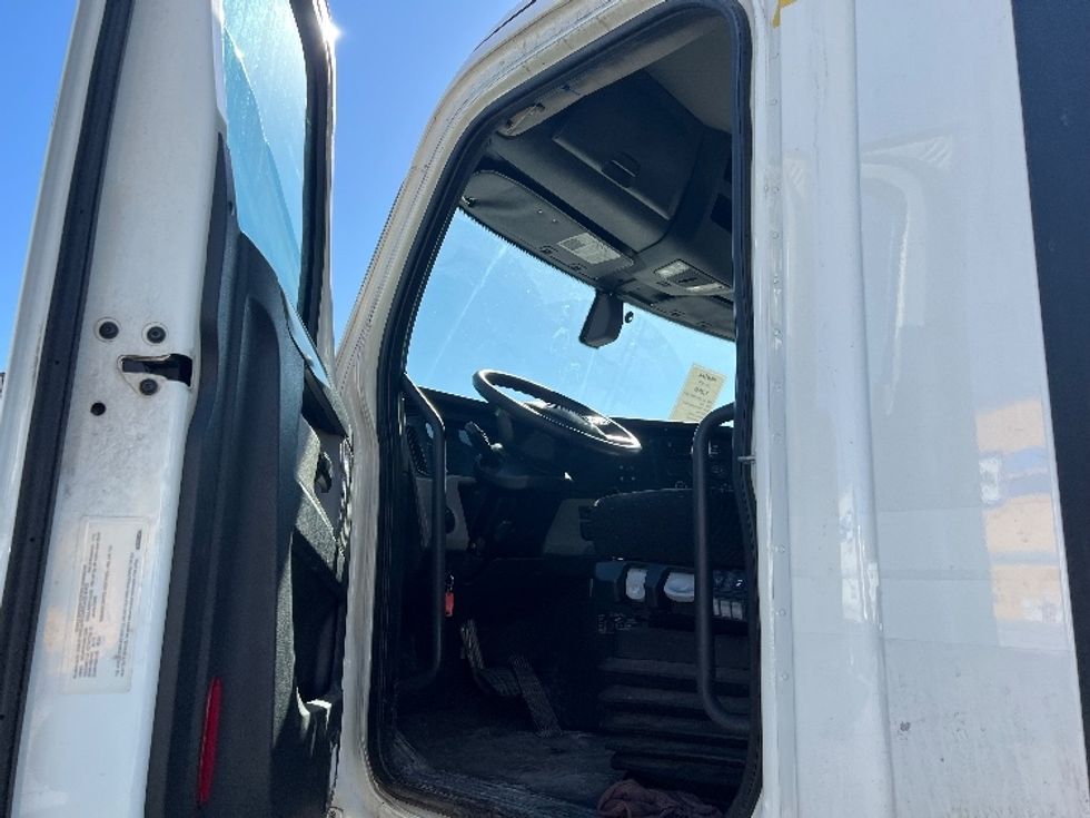 Day Cab Tractor-Heavy Duty Tractors-Freightliner-2019-T11664ST-Indianapolis-IN-741,745\n\t\tmiles-$ 27,750 - Image 9