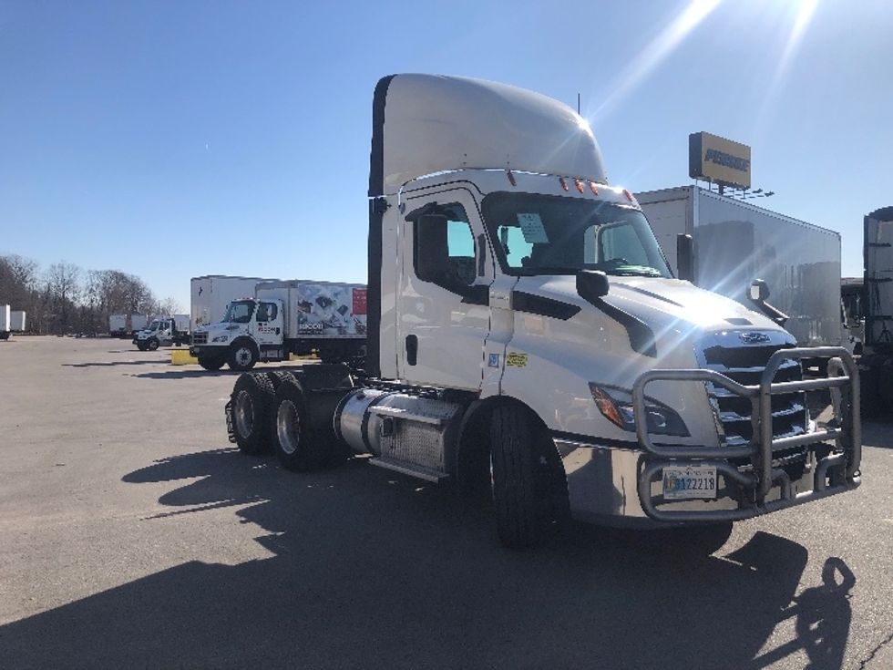 Day Cab Tractor-Heavy Duty Tractors-Freightliner-2019-T11664ST-Indianapolis-IN-838,315\n\t\tmiles-$ 26,750 - Image 1