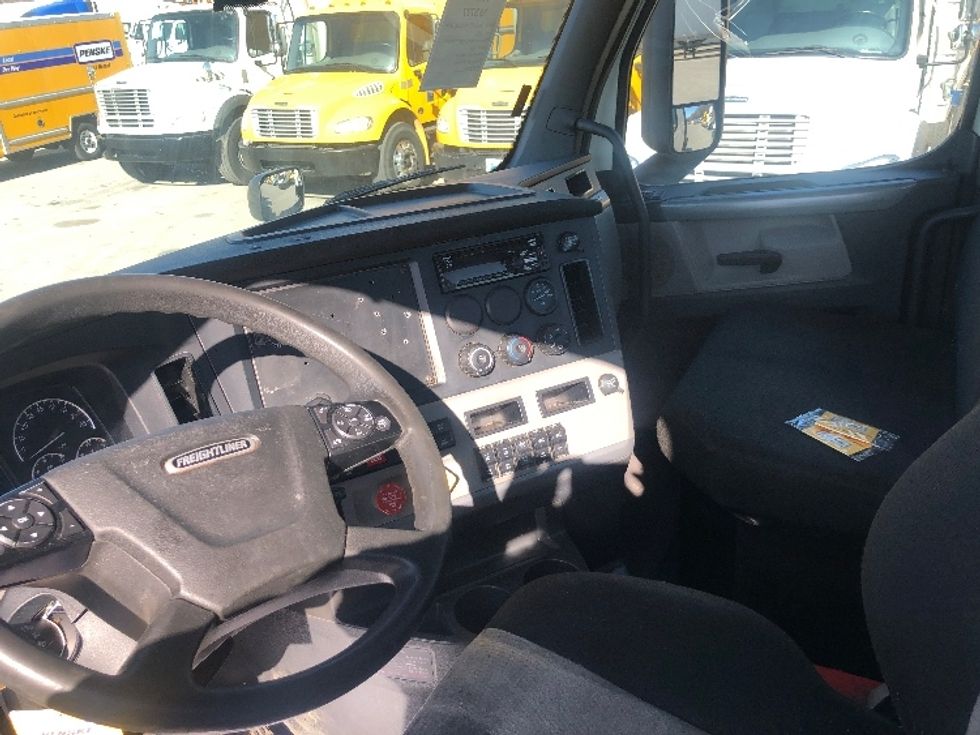 Day Cab Tractor-Heavy Duty Tractors-Freightliner-2019-T11664ST-Indianapolis-IN-838,315\n\t\tmiles-$ 26,750 - Image 10