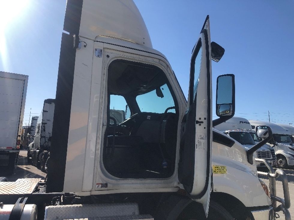 Day Cab Tractor-Heavy Duty Tractors-Freightliner-2019-T11664ST-Indianapolis-IN-838,315\n\t\tmiles-$ 26,750 - Image 12