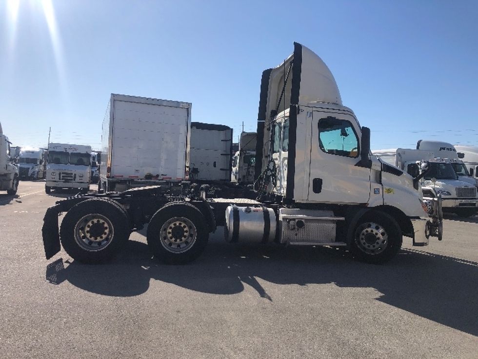 Day Cab Tractor-Heavy Duty Tractors-Freightliner-2019-T11664ST-Indianapolis-IN-838,315\n\t\tmiles-$ 26,750 - Image 8