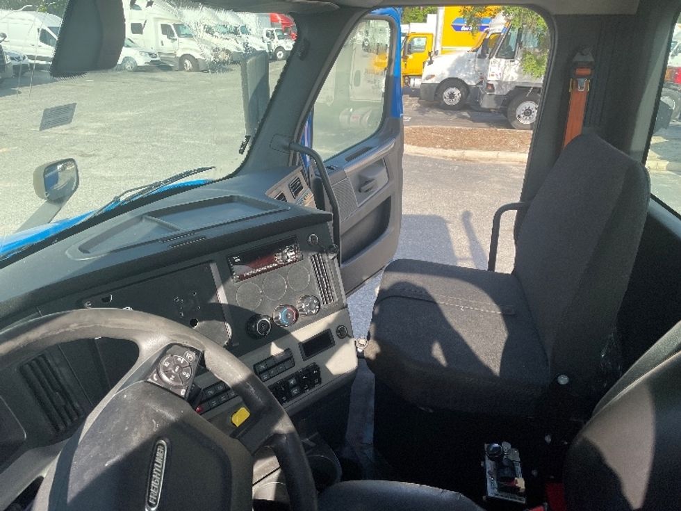 Day Cab Tractor-Heavy Duty Tractors-Freightliner-2019-T11664ST-Jacksonville-FL-309,871\n\t\tmiles-$ 50,500 - Image 10