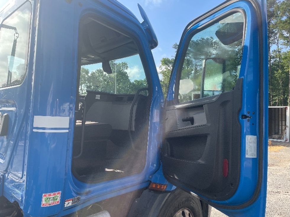 Day Cab Tractor-Heavy Duty Tractors-Freightliner-2019-T11664ST-Jacksonville-FL-309,871\n\t\tmiles-$ 50,500 - Image 12