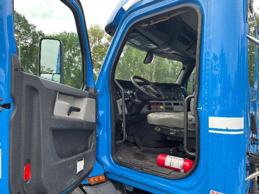 Day Cab Tractor-Heavy Duty Tractors-Freightliner-2019-T11664ST-Jacksonville-FL-317,654\n\t\tmiles-$ 50,250 - Image 9