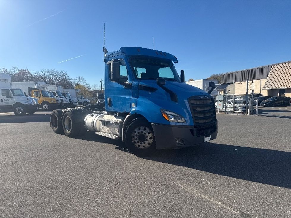 Day Cab Tractor-Heavy Duty Tractors-Freightliner-2019-T11664ST-Jessup-MD-412,762\n\t\tmiles-$ 38,250 - Image 1