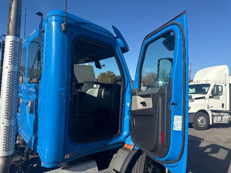 Day Cab Tractor-Heavy Duty Tractors-Freightliner-2019-T11664ST-Jessup-MD-412,762\n\t\tmiles-$ 38,250 - Image 11