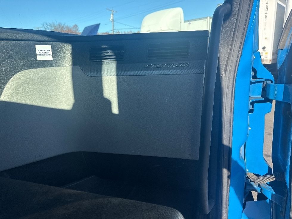 Day Cab Tractor-Heavy Duty Tractors-Freightliner-2019-T11664ST-Jessup-MD-412,762\n\t\tmiles-$ 38,250 - Image 12