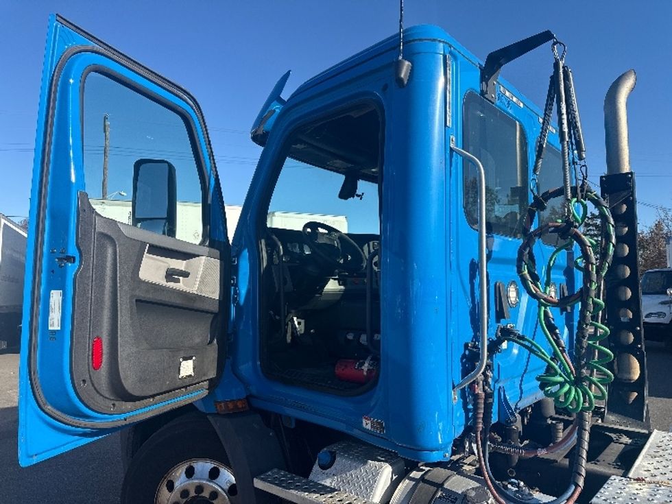 Day Cab Tractor-Heavy Duty Tractors-Freightliner-2019-T11664ST-Jessup-MD-412,762\n\t\tmiles-$ 38,250 - Image 8