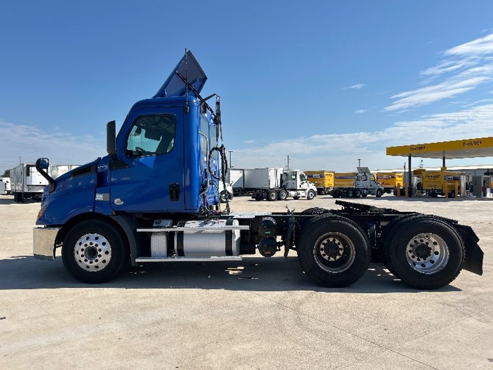 Day Cab Tractor-Heavy Duty Tractors-Freightliner-2019-T11664ST-Katy-TX-195,099\n\t\tmiles-$ 56,250 - Image 4