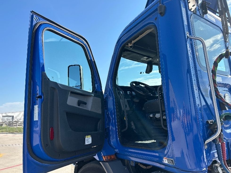 Day Cab Tractor-Heavy Duty Tractors-Freightliner-2019-T11664ST-Katy-TX-195,099\n\t\tmiles-$ 56,250 - Image 9