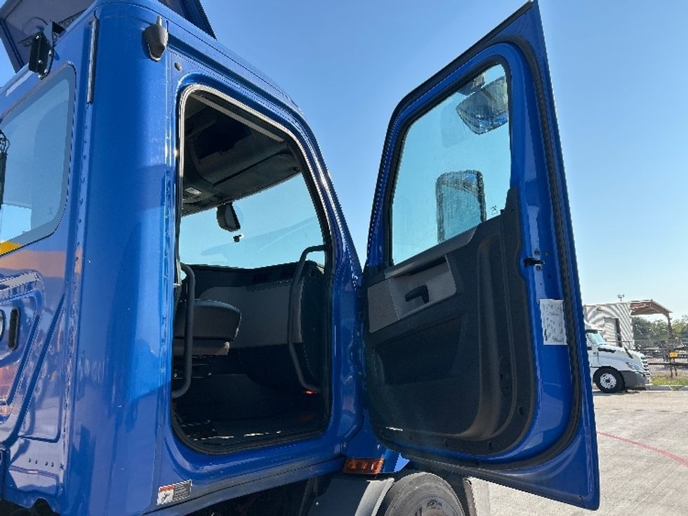 Day Cab Tractor-Heavy Duty Tractors-Freightliner-2019-T11664ST-Katy-TX-240,688\n\t\tmiles-$ 53,500 - Image 12