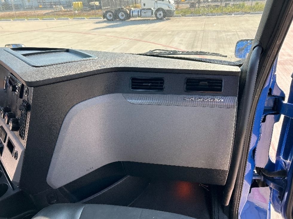 Day Cab Tractor-Heavy Duty Tractors-Freightliner-2019-T11664ST-Katy-TX-240,688\n\t\tmiles-$ 53,500 - Image 13