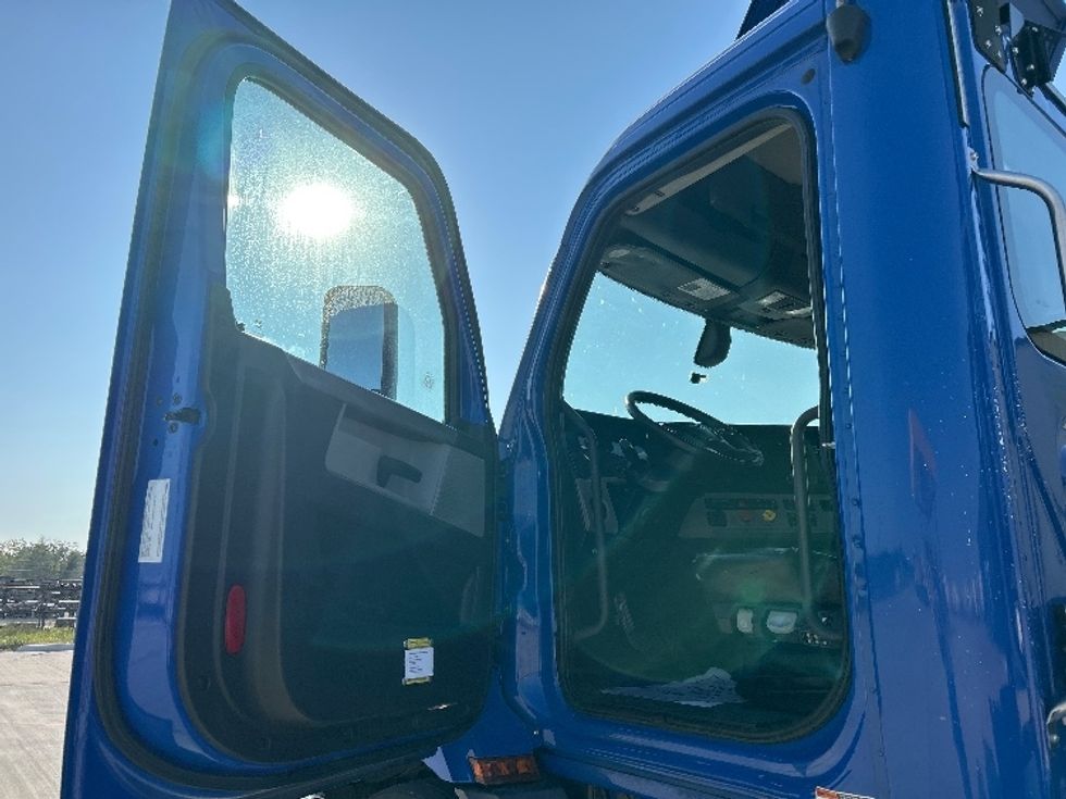 Day Cab Tractor-Heavy Duty Tractors-Freightliner-2019-T11664ST-Katy-TX-240,688\n\t\tmiles-$ 53,500 - Image 9
