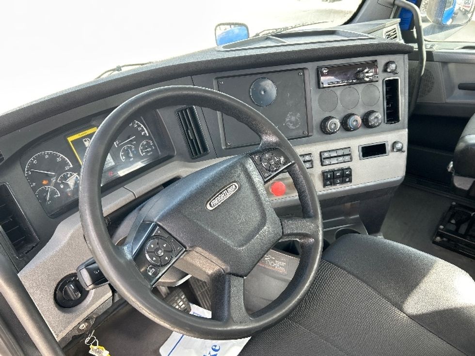 Day Cab Tractor-Heavy Duty Tractors-Freightliner-2019-T11664ST-Katy-TX-283,291\n\t\tmiles-$ 48,750 - Image 10