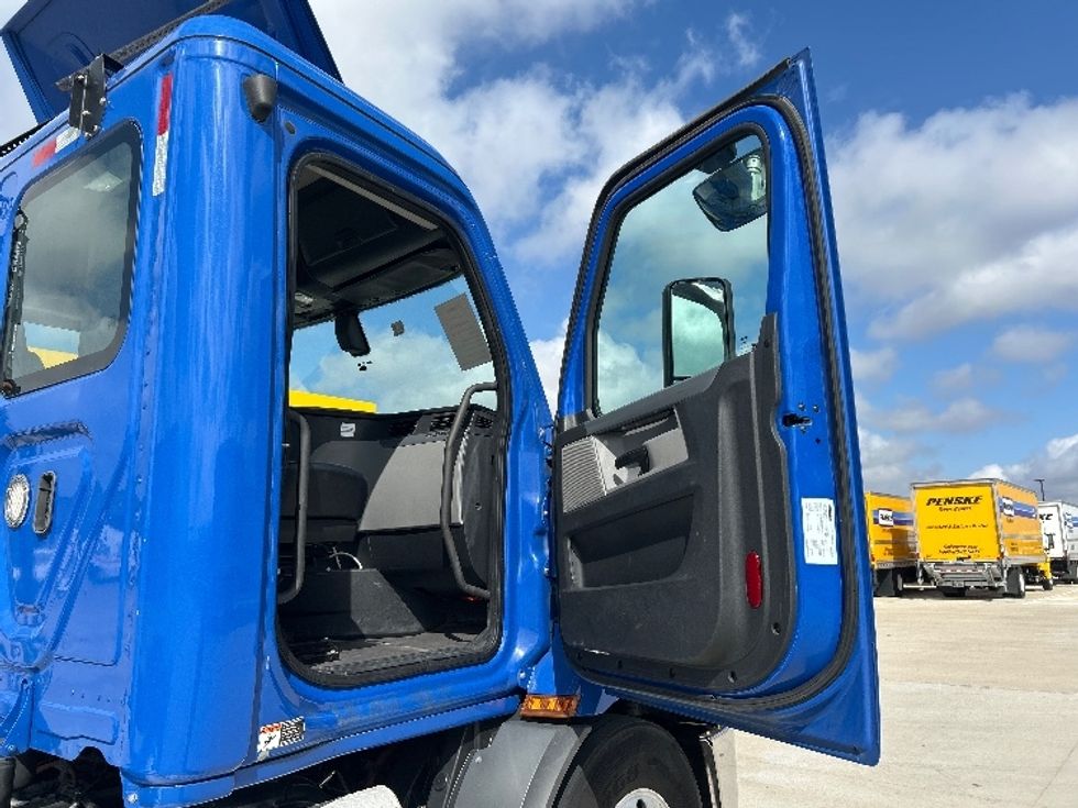 Day Cab Tractor-Heavy Duty Tractors-Freightliner-2019-T11664ST-Katy-TX-283,291\n\t\tmiles-$ 48,750 - Image 12