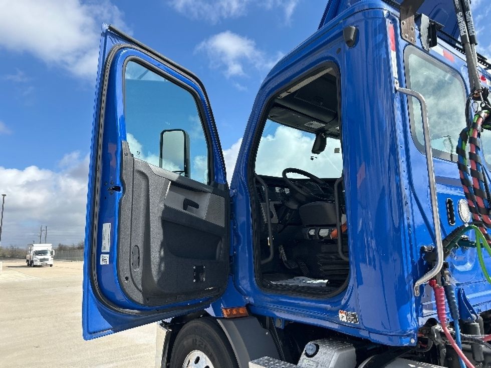 Day Cab Tractor-Heavy Duty Tractors-Freightliner-2019-T11664ST-Katy-TX-283,291\n\t\tmiles-$ 48,750 - Image 9