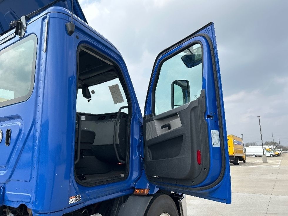 Day Cab Tractor-Heavy Duty Tractors-Freightliner-2019-T11664ST-Katy-TX-288,851\n\t\tmiles-$ 48,500 - Image 11