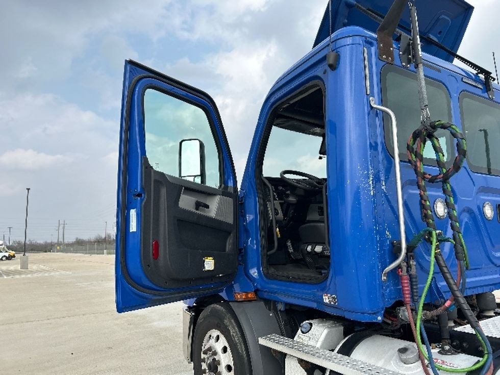 Day Cab Tractor-Heavy Duty Tractors-Freightliner-2019-T11664ST-Katy-TX-288,851\n\t\tmiles-$ 48,500 - Image 9