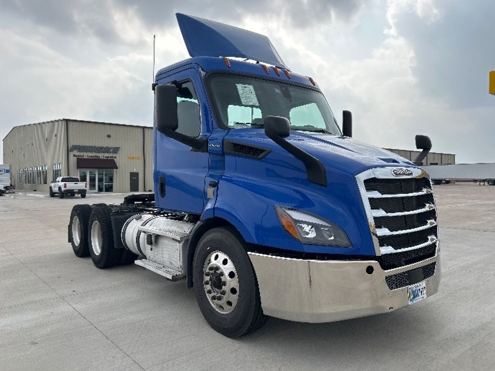 Day Cab Tractor-Heavy Duty Tractors-Freightliner-2019-T11664ST-Katy-TX-292,880\n\t\tmiles-$ 48,000 - Image 1