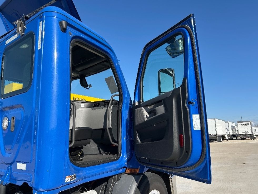 Day Cab Tractor-Heavy Duty Tractors-Freightliner-2019-T11664ST-Katy-TX-320,105\n\t\tmiles-$ 46,250 - Image 11