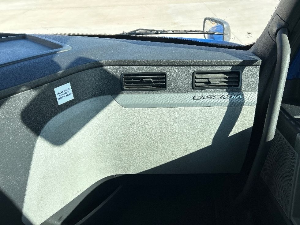 Day Cab Tractor-Heavy Duty Tractors-Freightliner-2019-T11664ST-Katy-TX-320,105\n\t\tmiles-$ 46,250 - Image 12