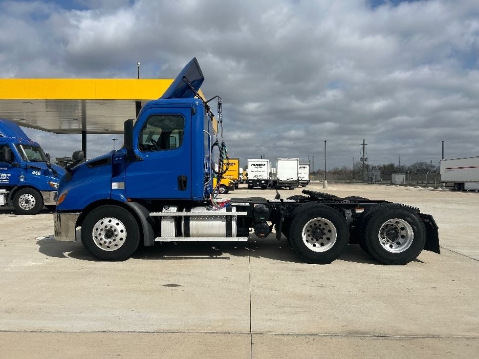 Day Cab Tractor-Heavy Duty Tractors-Freightliner-2019-T11664ST-Katy-TX-320,105\n\t\tmiles-$ 46,250 - Image 4