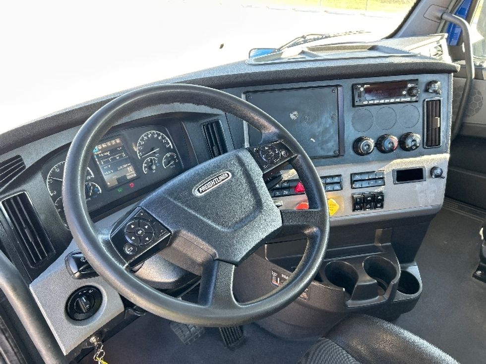 Day Cab Tractor-Heavy Duty Tractors-Freightliner-2019-T11664ST-Katy-TX-332,554\n\t\tmiles-$ 45,500 - Image 10