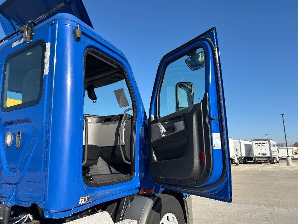 Day Cab Tractor-Heavy Duty Tractors-Freightliner-2019-T11664ST-Katy-TX-332,554\n\t\tmiles-$ 45,500 - Image 12