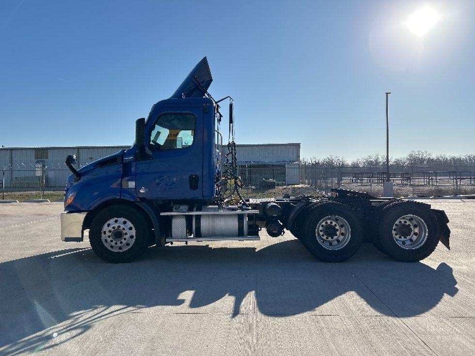 Day Cab Tractor-Heavy Duty Tractors-Freightliner-2019-T11664ST-Katy-TX-332,554\n\t\tmiles-$ 45,500 - Image 4