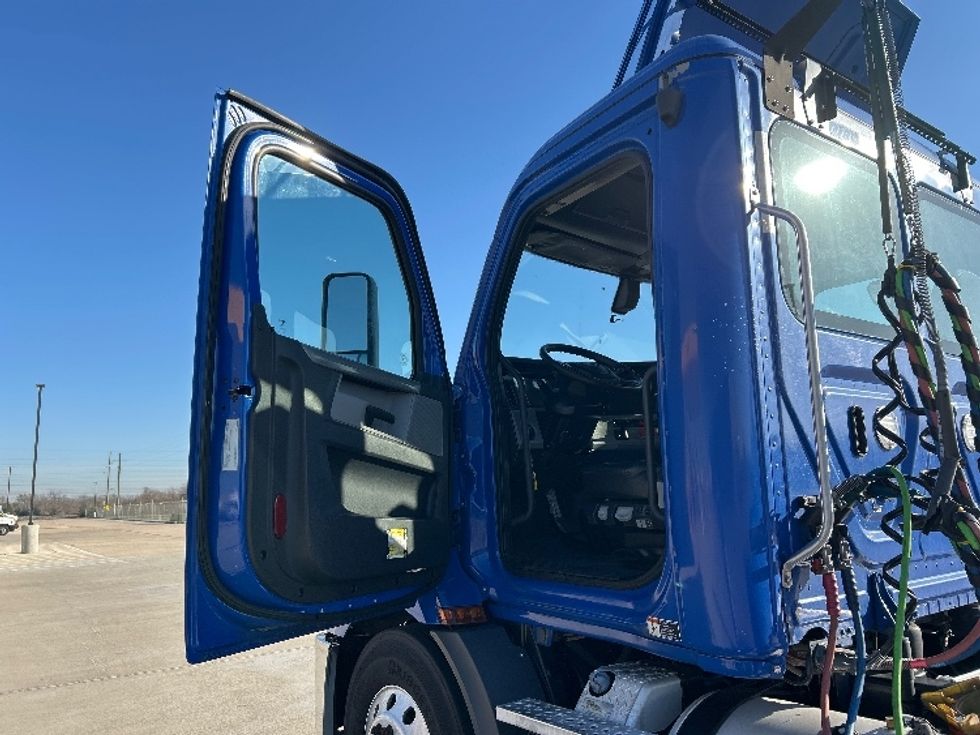 Day Cab Tractor-Heavy Duty Tractors-Freightliner-2019-T11664ST-Katy-TX-332,554\n\t\tmiles-$ 45,500 - Image 9