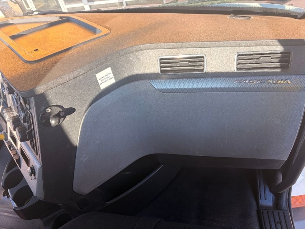 Day Cab Tractor-Heavy Duty Tractors-Freightliner-2019-T11664ST-La Porte-IN-552,845\n\t\tmiles-$ 34,750 - Image 13