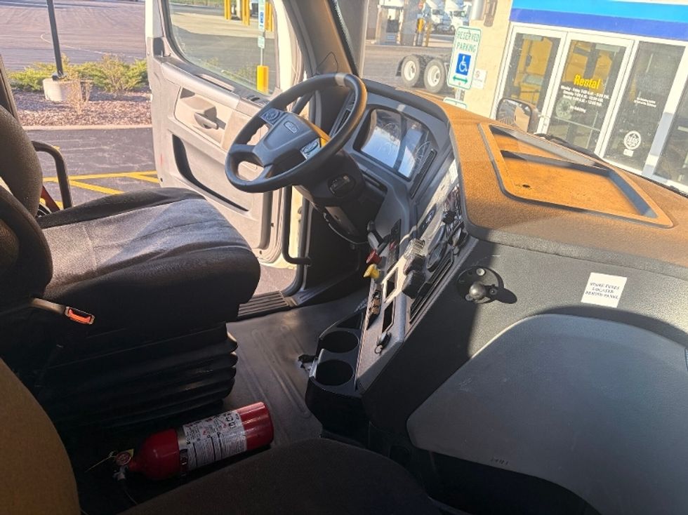 Day Cab Tractor-Heavy Duty Tractors-Freightliner-2019-T11664ST-La Porte-IN-552,845\n\t\tmiles-$ 34,750 - Image 14