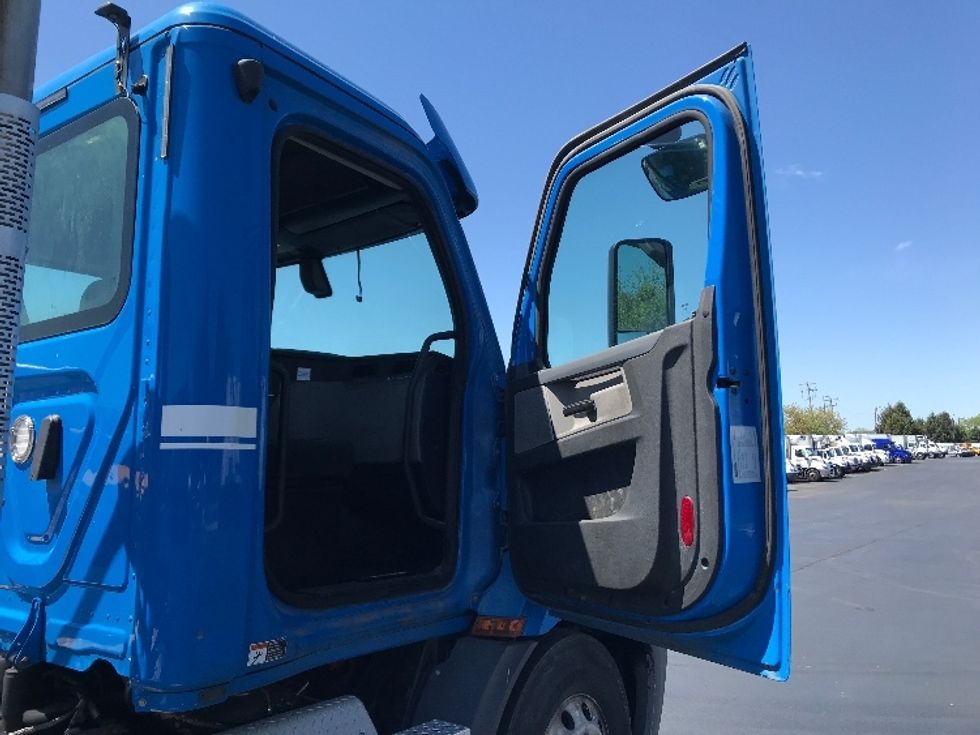 Day Cab Tractor-Heavy Duty Tractors-Freightliner-2019-T11664ST-Lancaster-PA-268,906\n\t\tmiles-$ 48,500 - Image 12