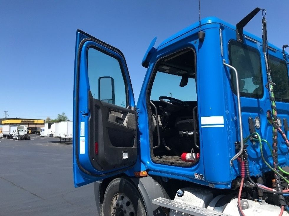 Day Cab Tractor-Heavy Duty Tractors-Freightliner-2019-T11664ST-Lancaster-PA-268,906\n\t\tmiles-$ 48,500 - Image 9